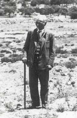 מראשוני המתיישבים ומאחרוני העוזבים. נסיונו החקלאי, הכרותו את הארץ ואת מנהגי החברה הערבית הפכוהו לדמות מרכזית במגדל עדר.